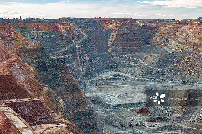 在西澳大利亚卡尔古利超级矿坑作业的矿用卡车图片素材