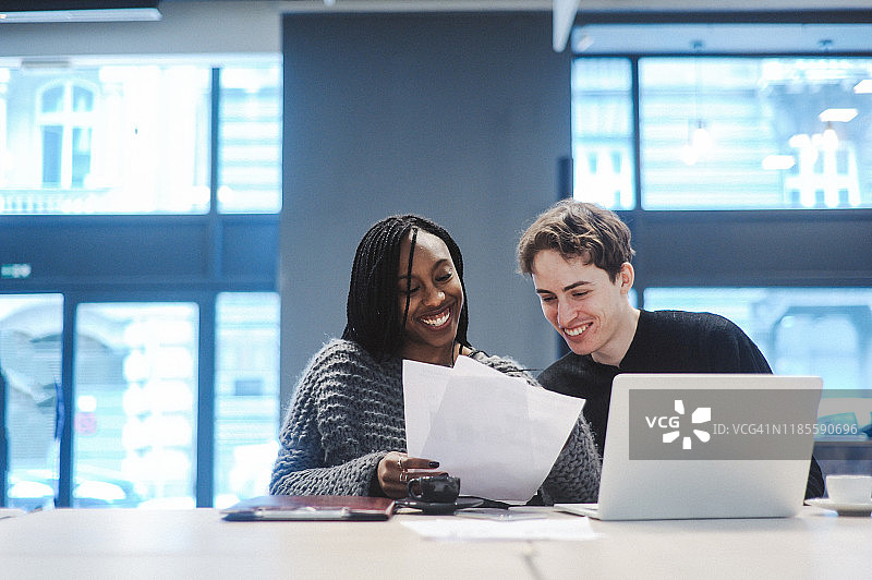 千禧一代夫妇探讨投资理财图片素材