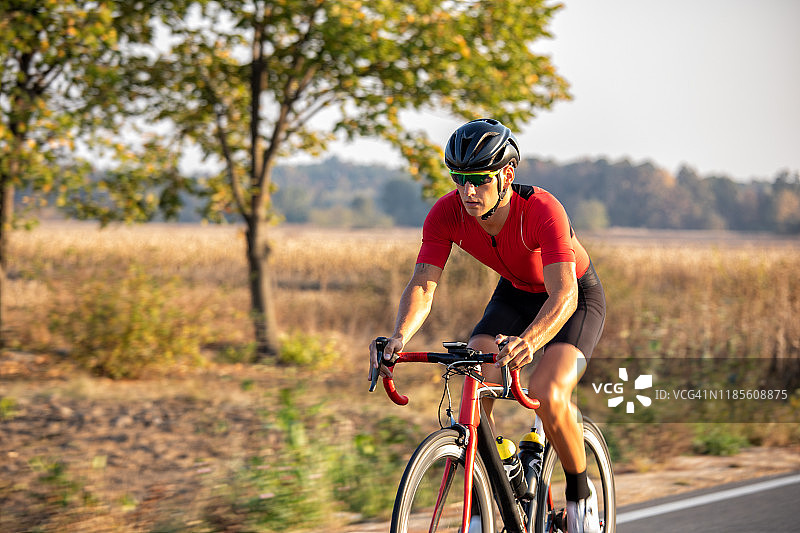 在路上骑自行车的运动员图片素材