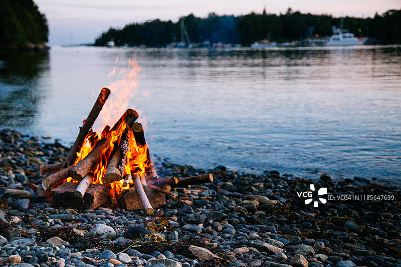 缅因州海岸边的海滩篝火图片素材
