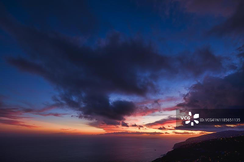 葡萄牙马德拉群岛阿科达卡列塔日落时分的壮丽云天和陡峭海岸图片素材