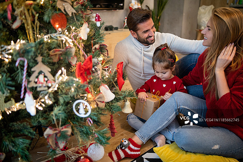 家人在客厅的圣诞树旁图片素材