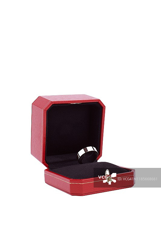 红色珠宝盒中的白金订婚戒指，白色背景图片素材