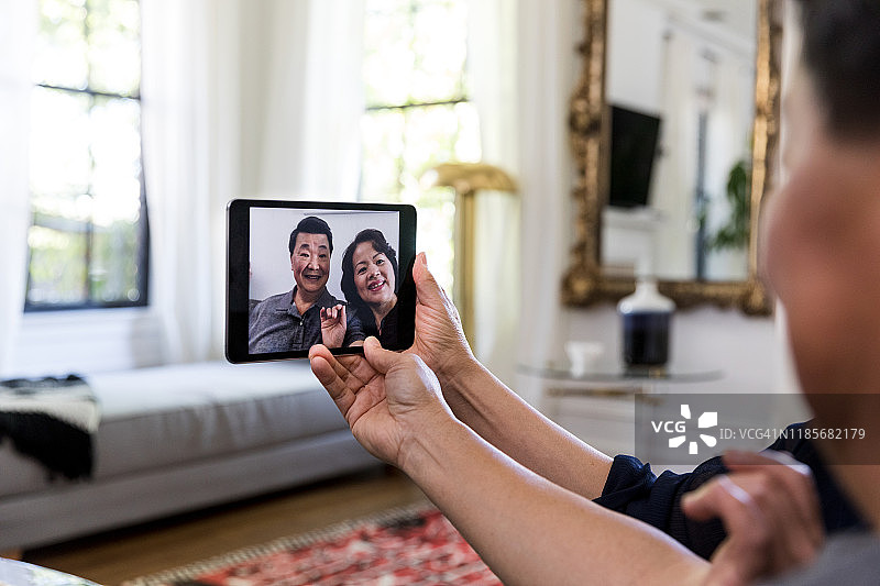 老夫妇用平板电脑自拍图片素材