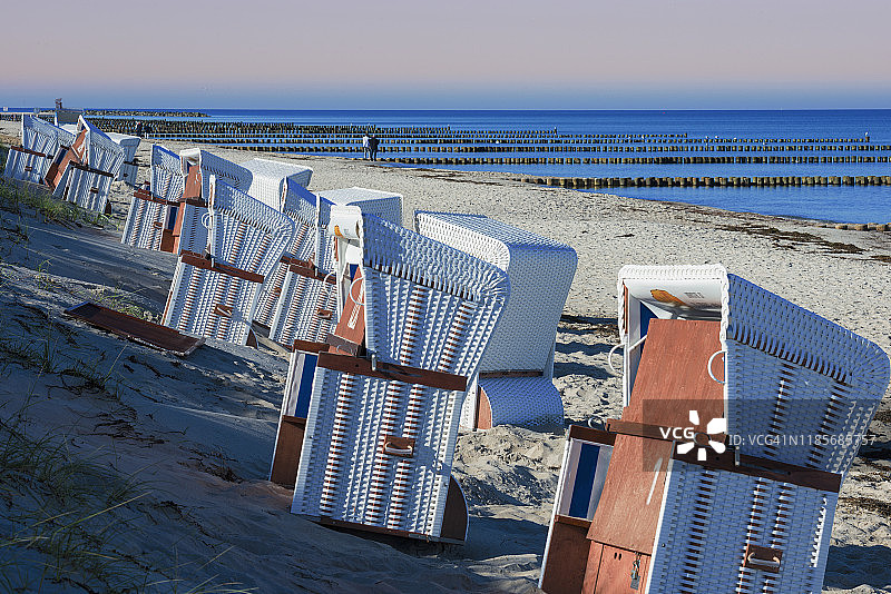 淡季，带顶棚的柳条沙滩椅的海滩图片素材