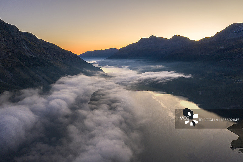 瑞士恩加丁锡尔瓦普拉纳湖和锡尔斯湖上的薄雾航拍图片素材