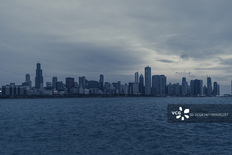 黎明时的芝加哥天际线图片素材