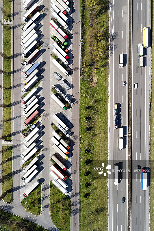满是半挂卡车的高速公路卡车停靠站图片素材