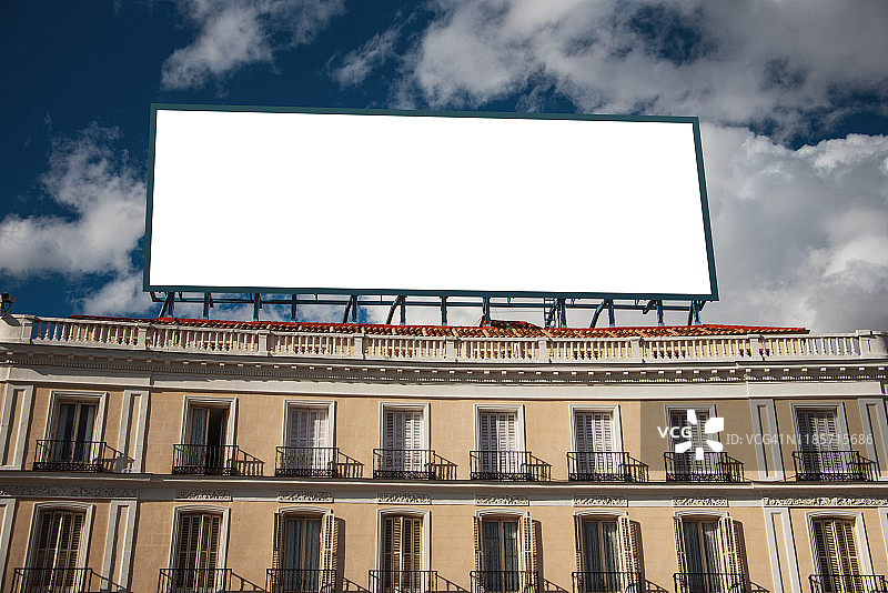 建筑物顶部的空白广告牌图片素材