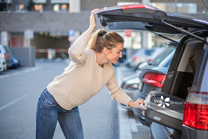 年轻女子踏上公路旅行图片素材