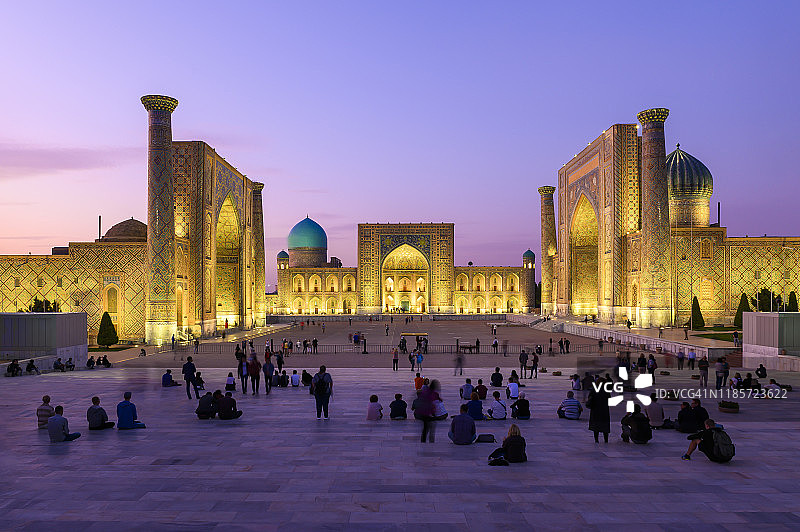 夜幕下的撒马尔罕雷吉斯坦广场图片素材