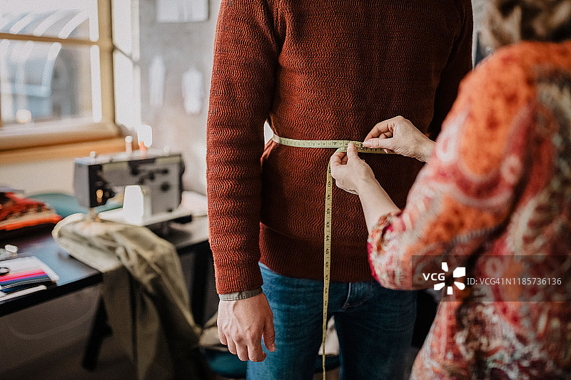 女装裁缝为男士量尺寸图片素材