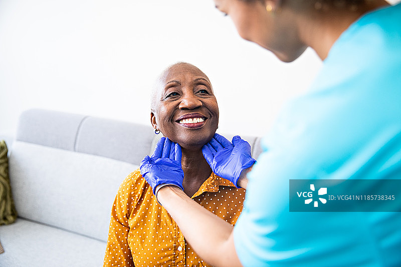 护士检查中年患者的淋巴结图片素材