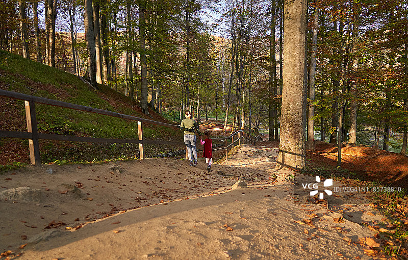 游客在日落时攀登古老小巷，参观罗马尼亚萨米泽热图萨雷吉亚要塞图片素材