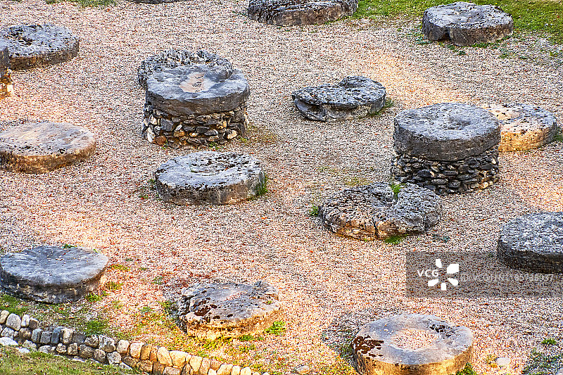 罗马尼亚萨米泽热图萨·雷吉亚达契亚堡垒中的神庙柱状底座图片素材