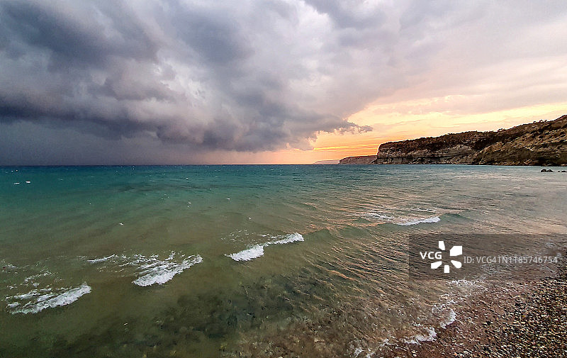 雨季将至：塞浦路斯库里安海滩图片素材