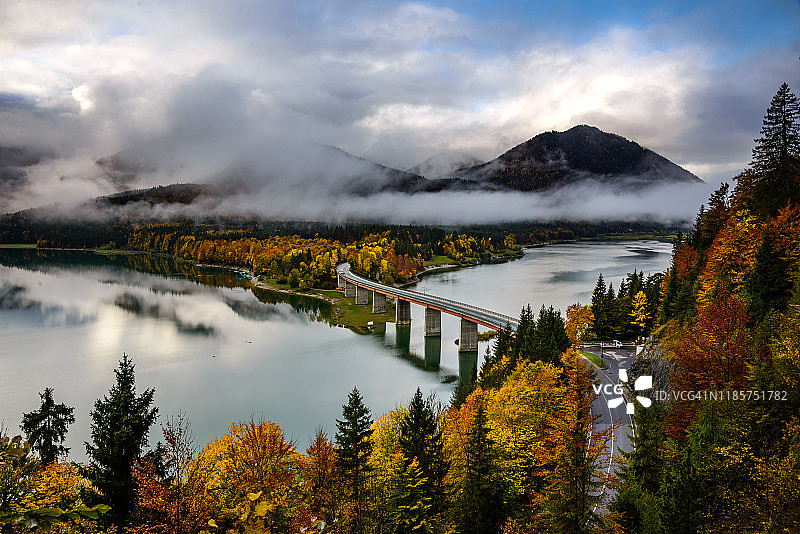 西尔文施泰因湖：桥、雾、秋天、巴伐利亚图片素材