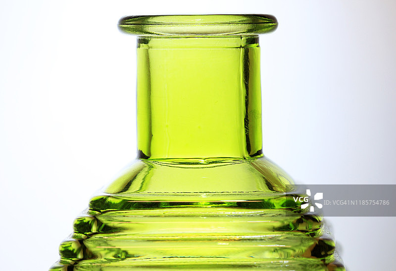 白色背景下的绿色瓶子顶部图片素材