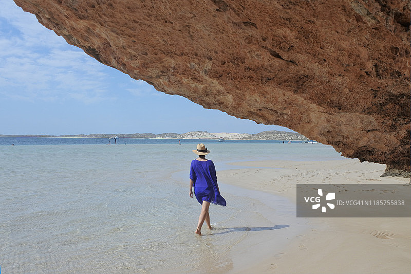 在澳大利亚西部的珊瑚湾行走的澳大利亚女性图片素材