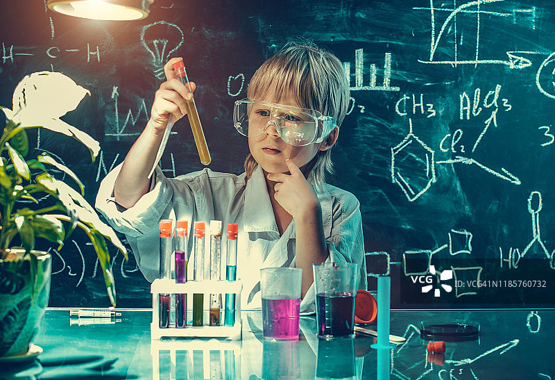 年轻的科学家们图片素材