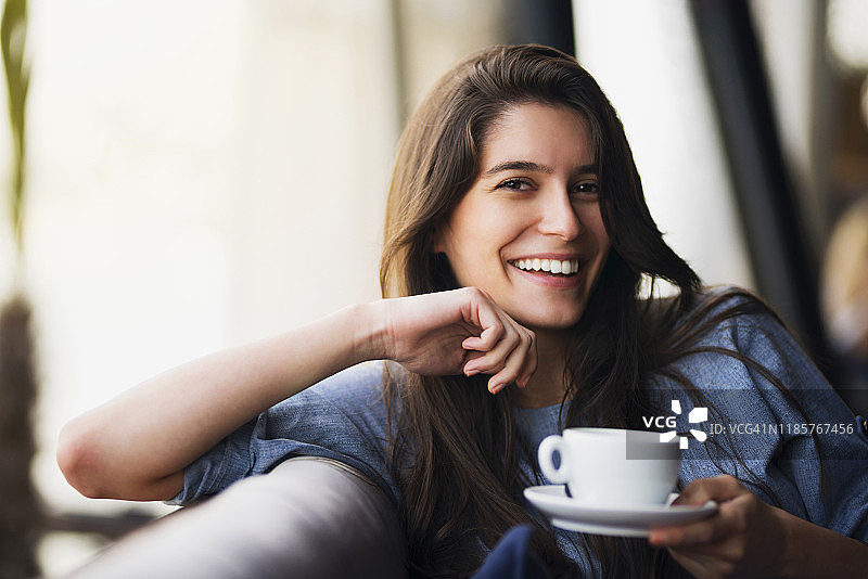 劳累一天，来杯咖啡图片素材