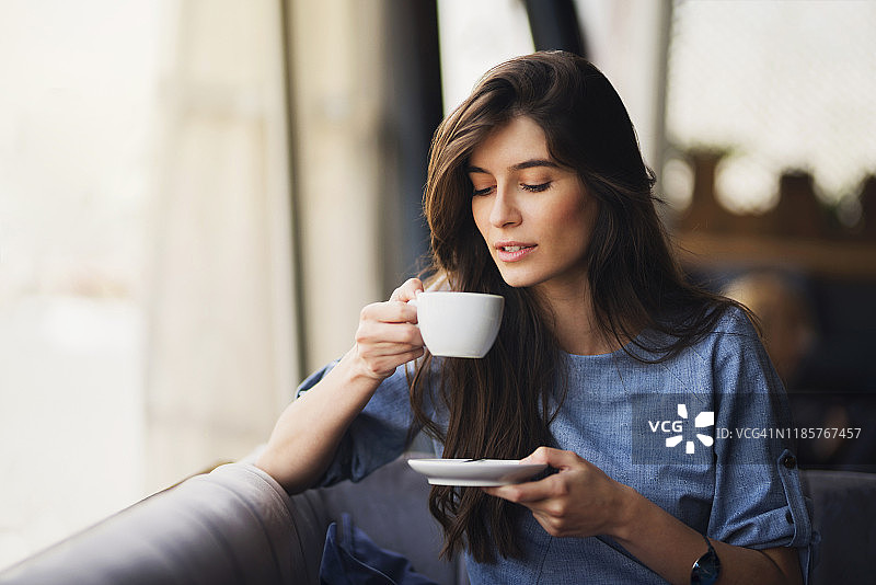一杯咖啡中的幸福图片素材