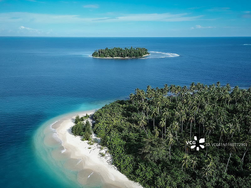 海洋中的美丽岛屿图片素材