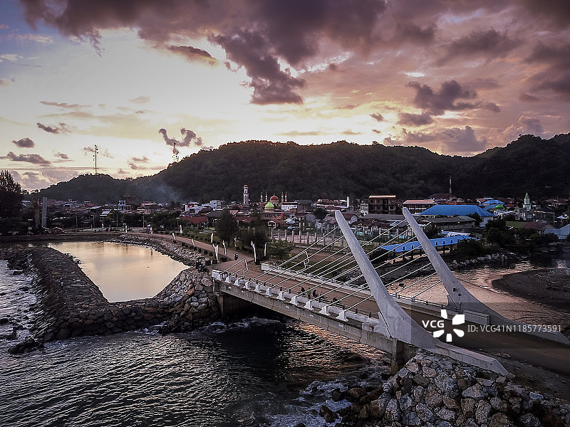 黄昏时分的标志性桥梁图片素材