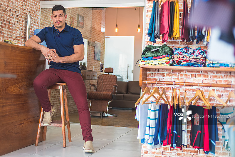 服装店里的时尚男人图片素材