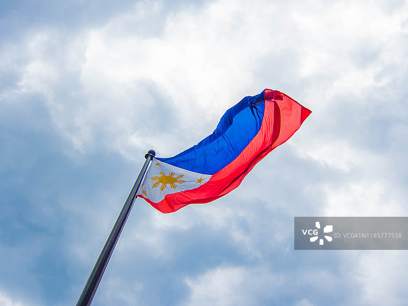 多云天空下的菲律宾国旗图片素材