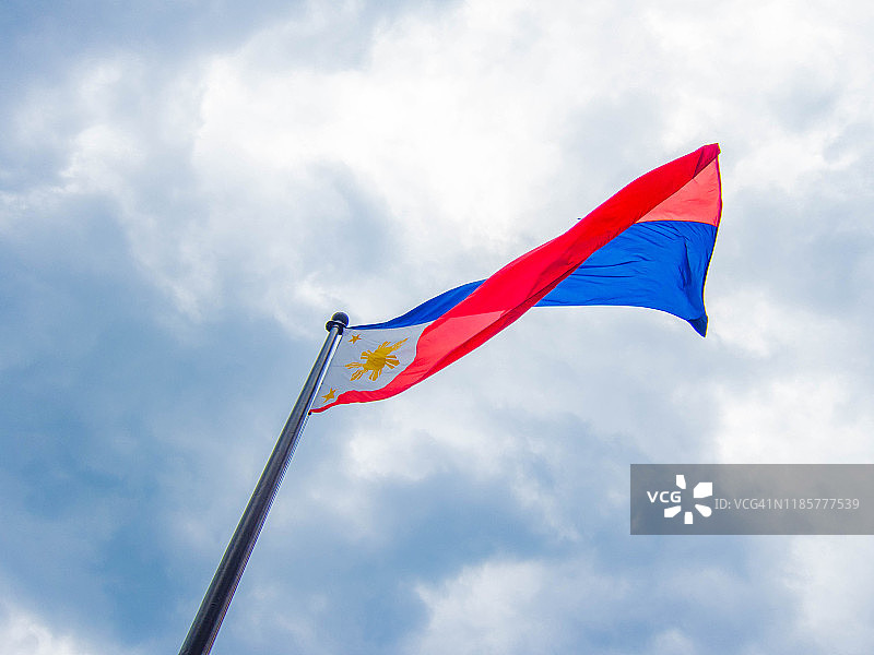 多云天空下的菲律宾国旗图片素材
