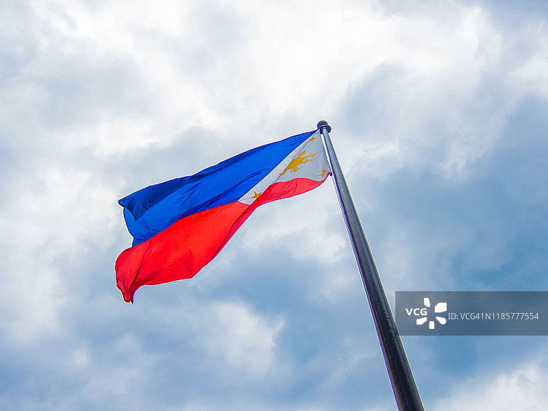 多云天空下的菲律宾国旗图片素材