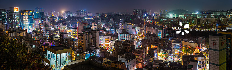 霓虹灯闪烁的首尔新村夜景全景图片素材