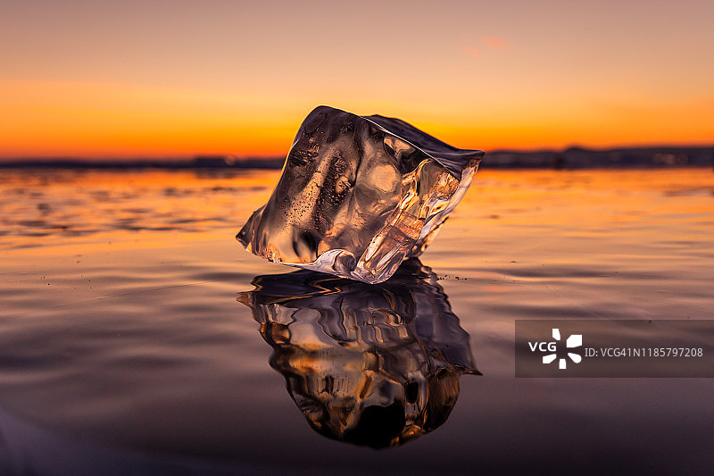 俄罗斯贝加尔湖冬季湖面上的透明冰块图片素材