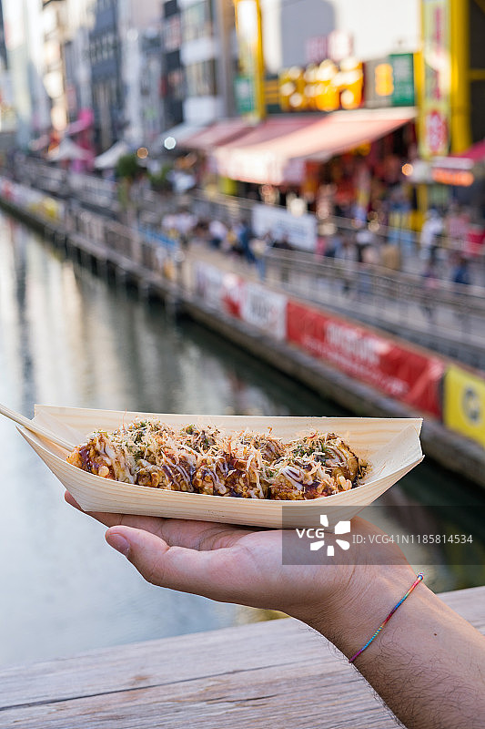 男人吃日式章鱼小丸子的第一人称视角图片素材