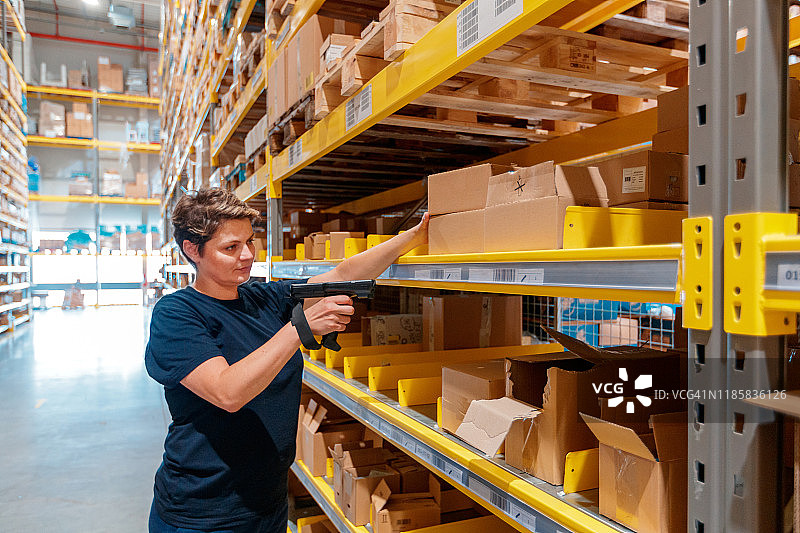 仓库工人使用条形码阅读器图片素材