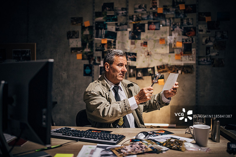 侦探正在查看文件图片素材