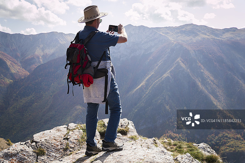 徒步者在悬崖边图片素材