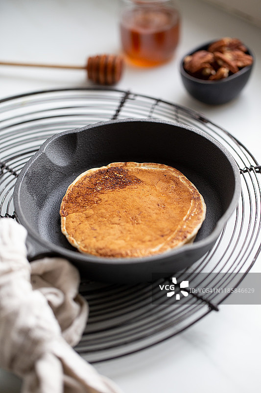 香蕉核桃蜂蜜薄煎饼早餐图片素材