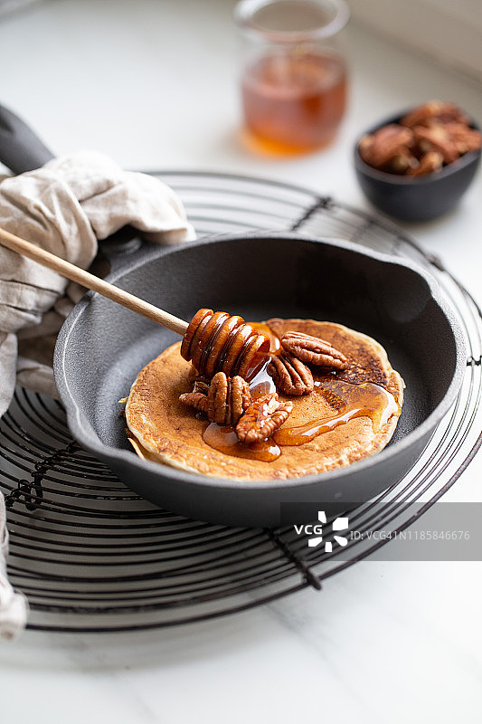 香蕉核桃蜂蜜薄煎饼早餐图片素材