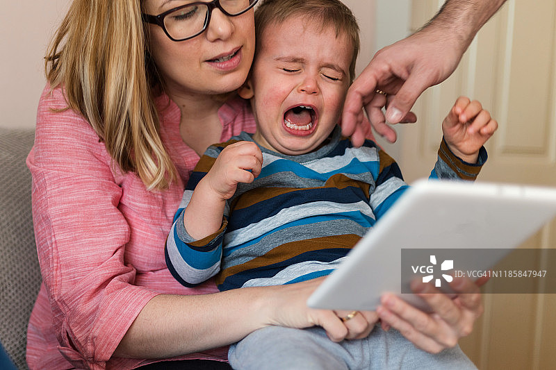 哭泣的小男孩图片素材