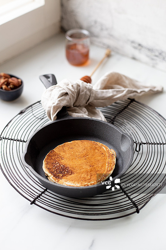 香蕉核桃蜂蜜薄煎饼早餐图片素材