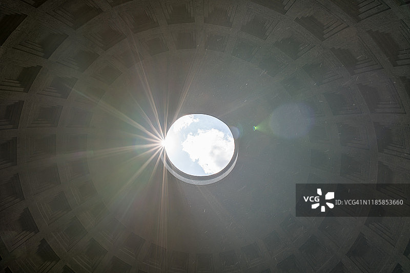 罗马万神殿顶部的低角度光线图片素材