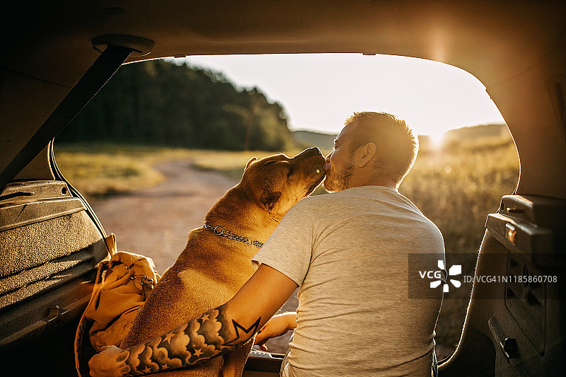 与狗狗在自然中度过一天图片素材