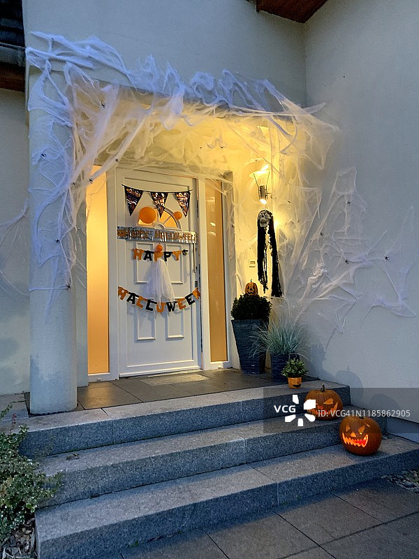 夜晚的万圣节前廊图片素材