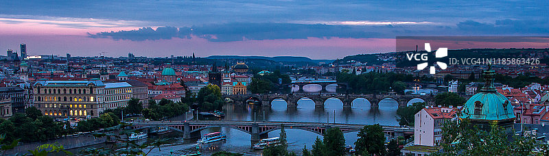 布拉格伏尔塔瓦河桥梁与历史中心夜景图片素材