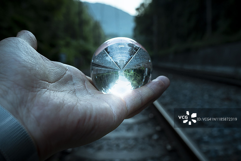 水晶球与铁路图片素材
