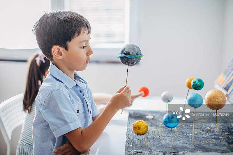 私立小学的两个孩子图片素材