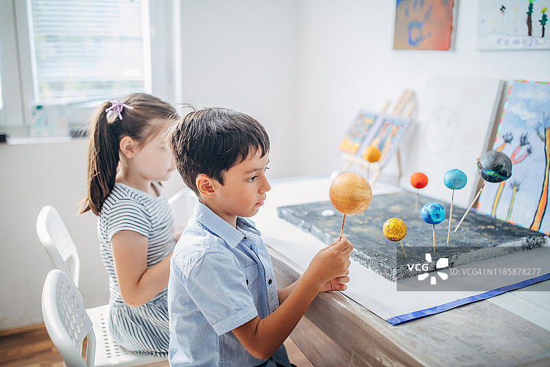 两名私立小学的学生图片素材