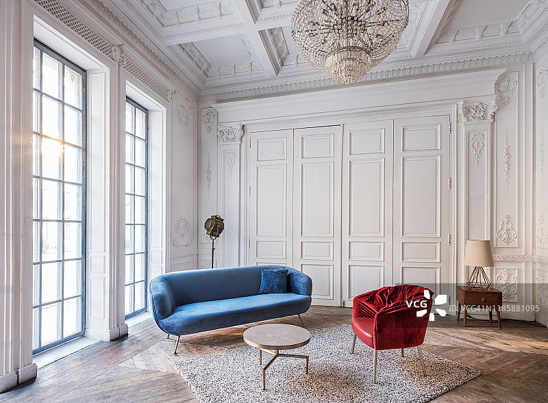 经典风格的阁楼单间公寓图片素材